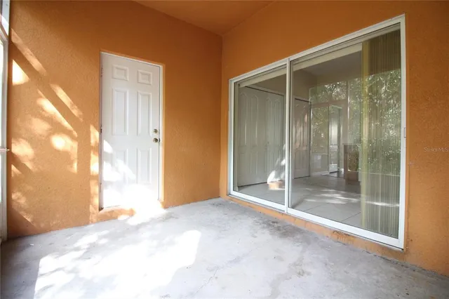 a view of entryway with bathroom