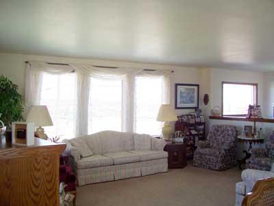 1502 Stein Road Yakima, WA 98908 - Photo 2 of 10 a living room with furniture and a window