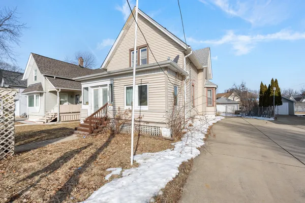 $200,000 | 217 Prairie Street, Aurora, IL 60506