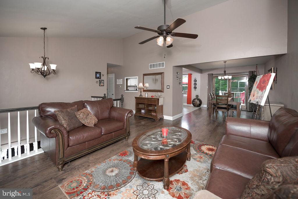 847 Maple Avenue Atco, NJ 08004 - Photo 8 of 42 Living Room