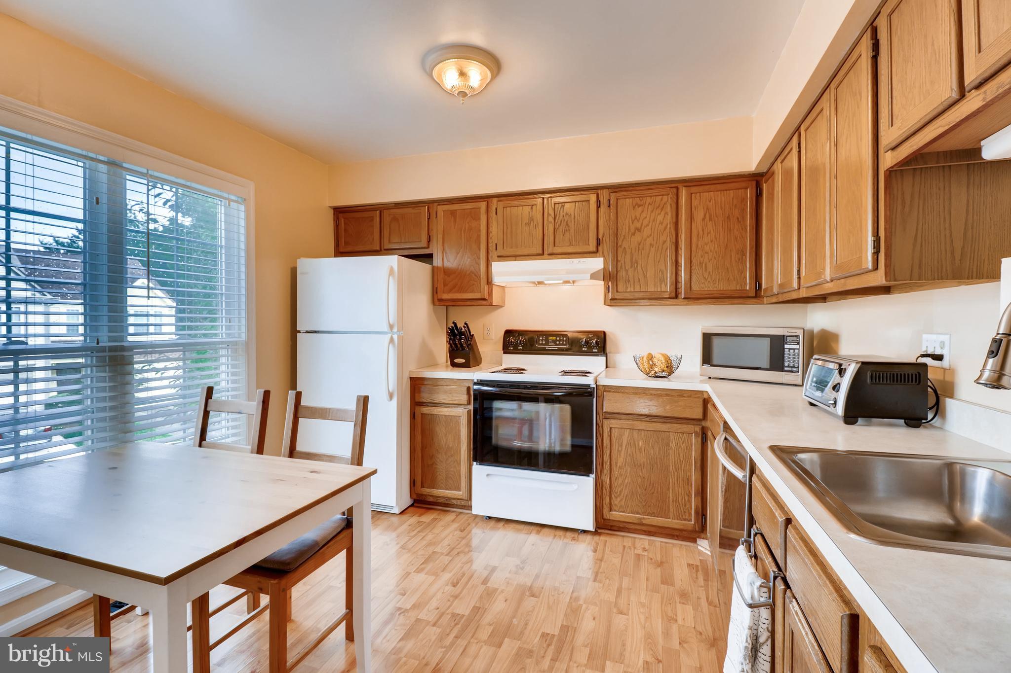 14813 Rose Trellis Place Silver Spring, MD 20906 - Photo 5 of 23 Huge Eat-in Kitchen