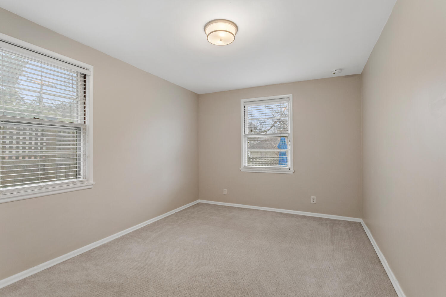 1111 West John Street Champaign, IL 61821 - Photo 16 of 39 an empty room with a window