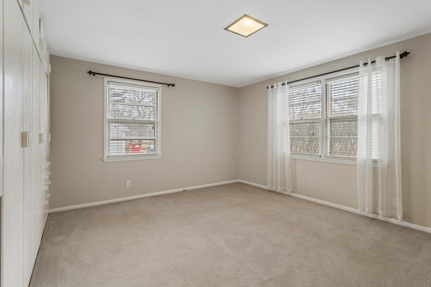 1111 West John Street Champaign, IL 61821 - Photo 22 of 39 an empty room with windows