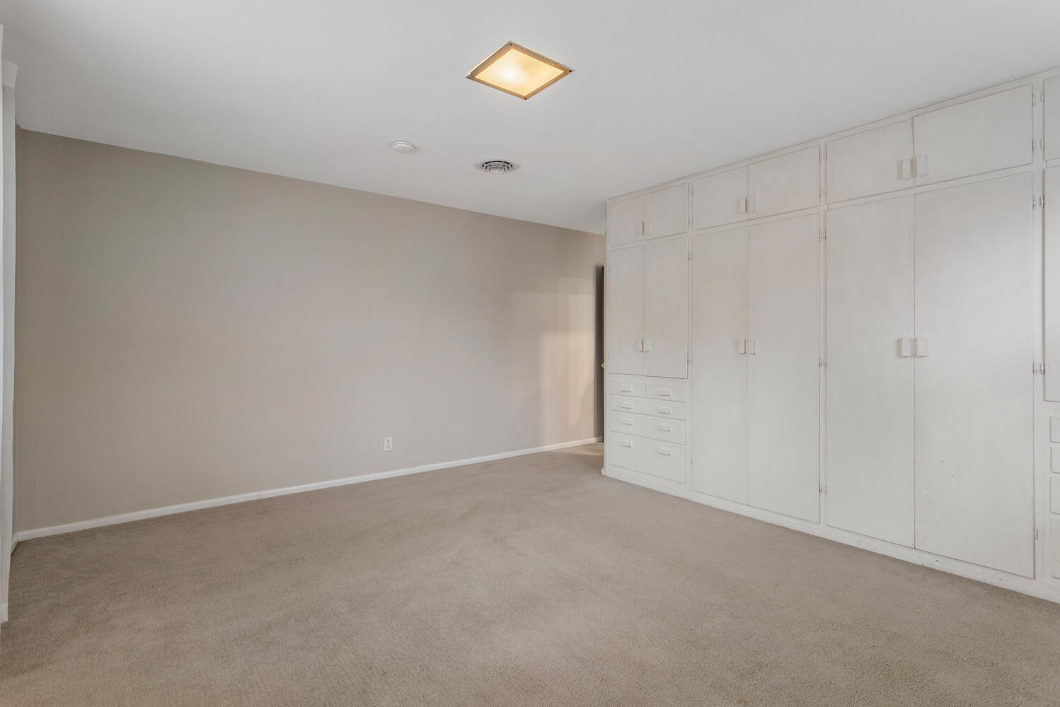 1111 West John Street Champaign, IL 61821 - Photo 23 of 39 a view of an empty room