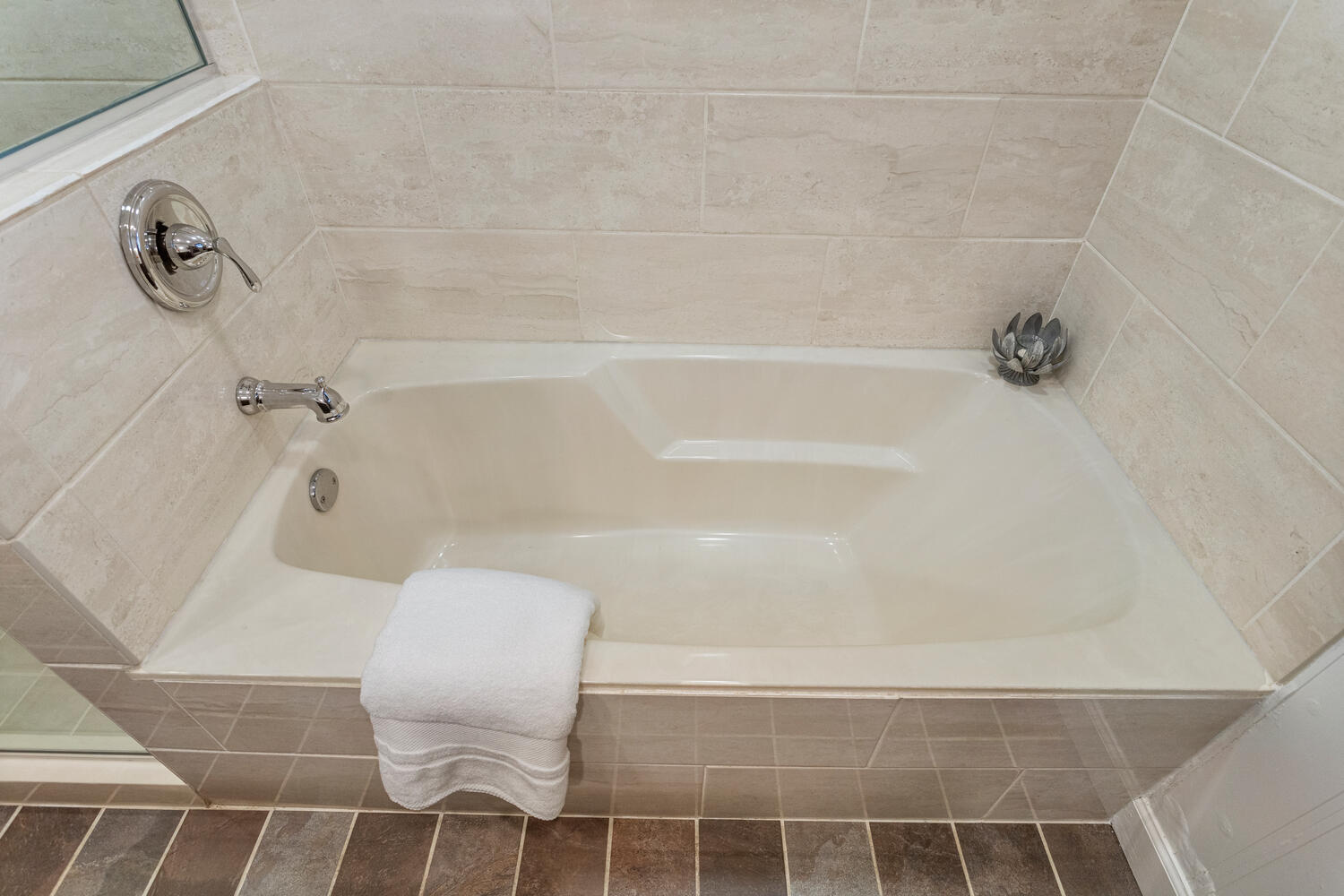 1111 West John Street Champaign, IL 61821 - Photo 27 of 39 a bathroom with a bathtub