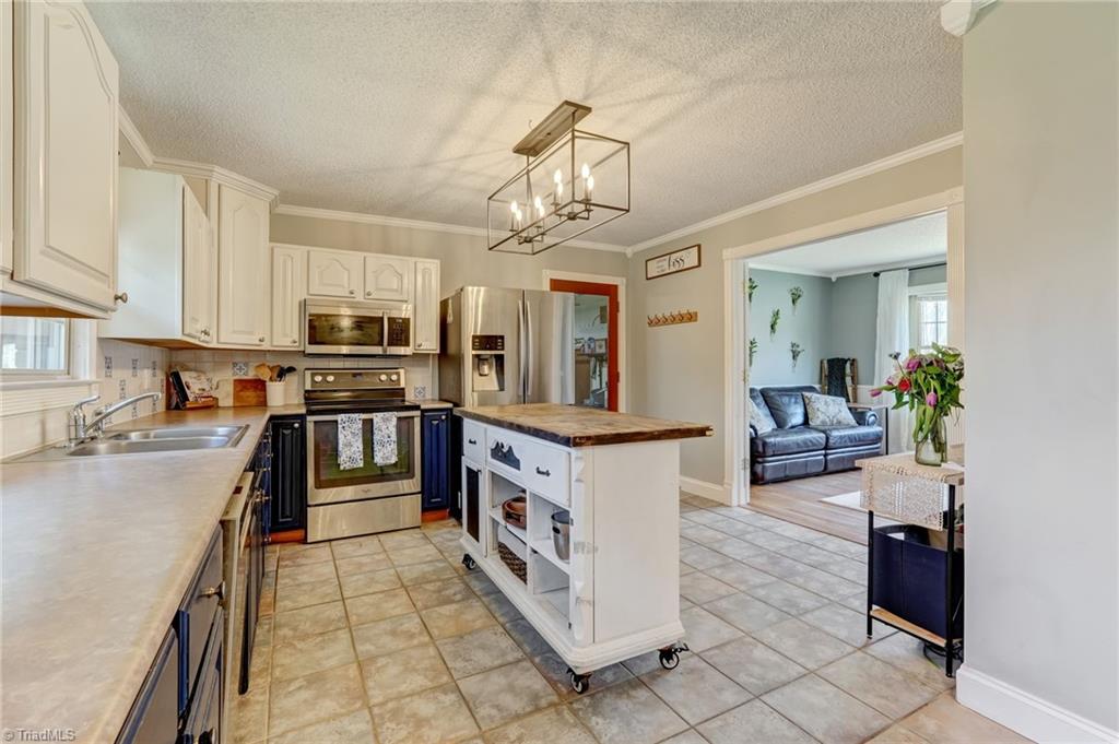 7002 Cruthis Road High Point, NC 27263 - Photo 11 of 32