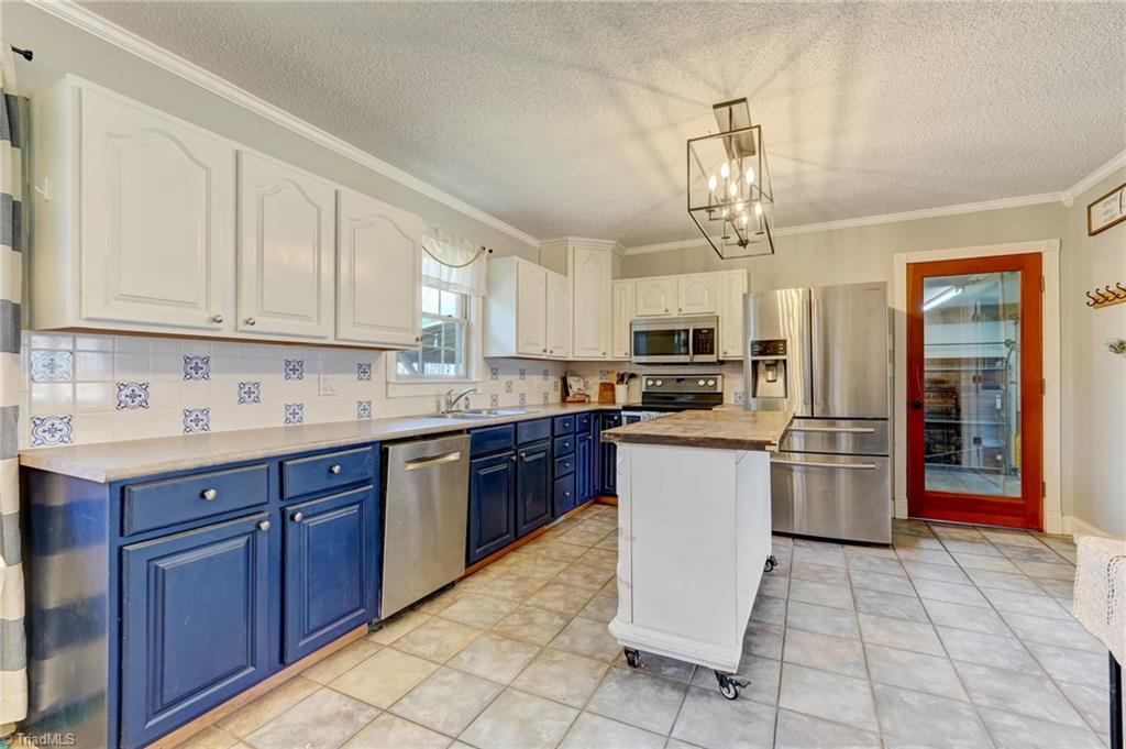 7002 Cruthis Road High Point, NC 27263 - Photo 9 of 32