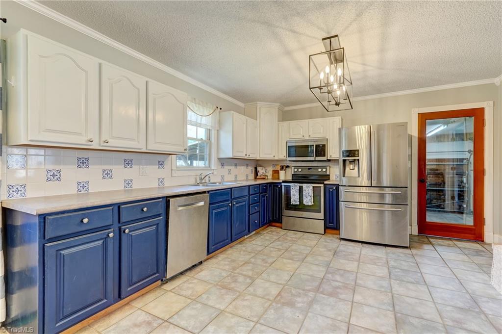 7002 Cruthis Road High Point, NC 27263 - Photo 10 of 32