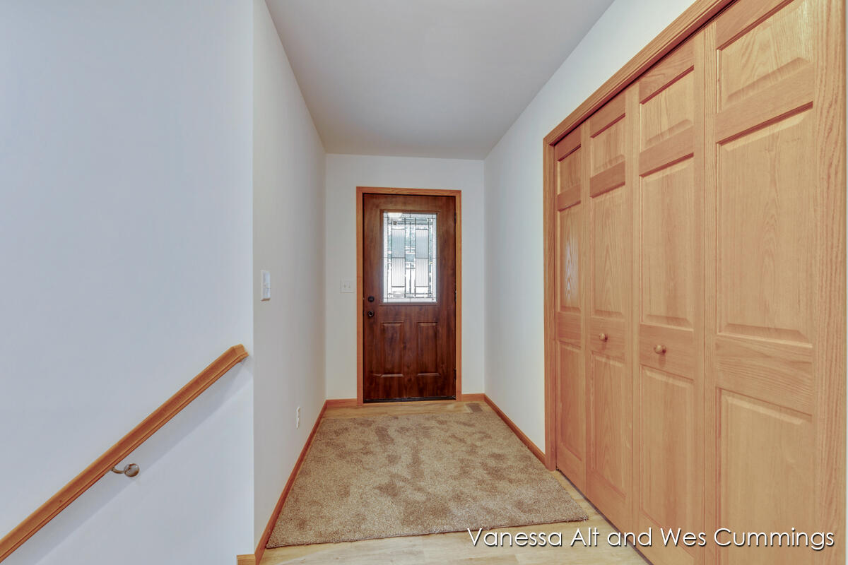 902 North York Street Belding, MI 48809 - Photo 5 of 38 IMG_1004