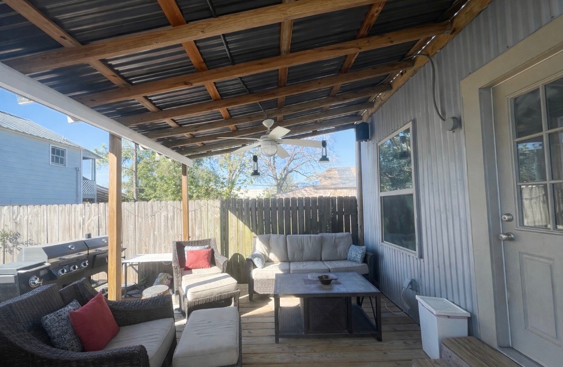 2117 Everett Street, Unit B Houston, TX 77009 - Photo 6 of 7 a living room with furniture and a large window