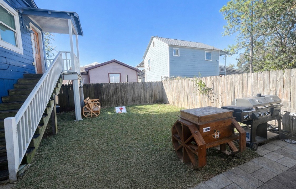 2117 Everett Street, Unit B Houston, TX 77009 - Photo 7 of 7 a view of a house with backyard and sitting area