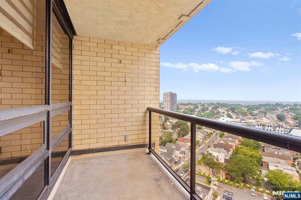 800 Palisade Avenue, Unit 2007 Fort Lee, NJ 07024 - Photo 6 of 21 a view of a balcony with city view