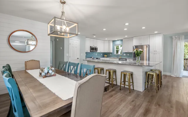 a view of a livingroom with furniture and windows