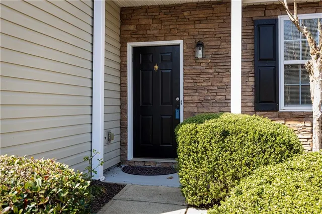 a view of livingroom with furniture