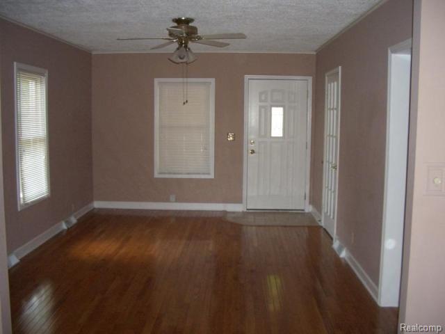 299 South Bailey Street Romeo, MI 48065 - Photo 2 of 25 Living Room