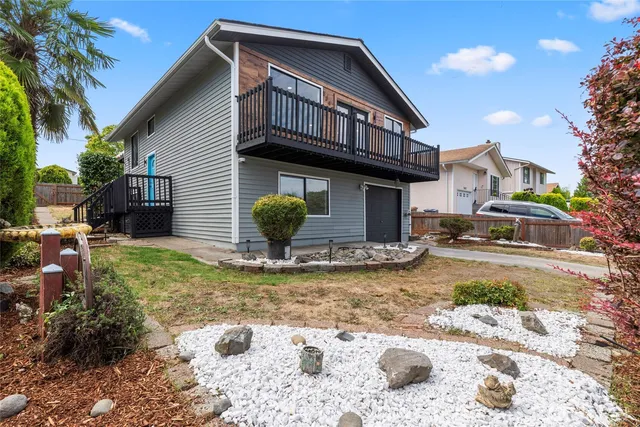 a view of a house with backyard and sitting area