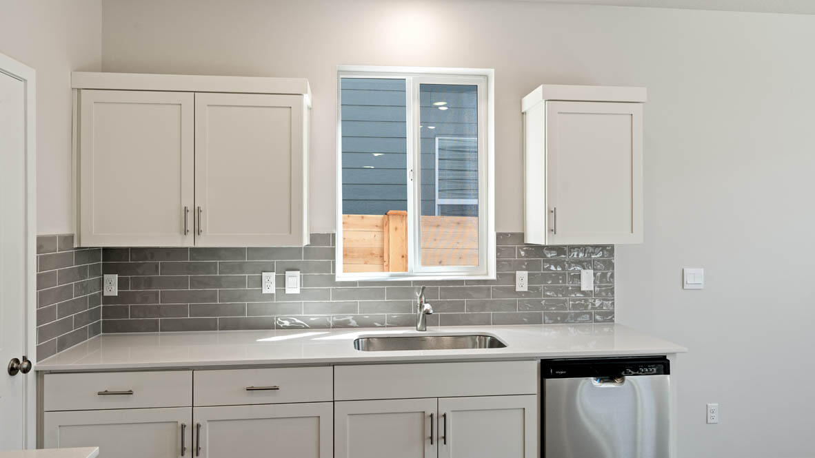 61171 Southeast Splendor Lane Bend, OR 97702 - Photo 11 of 31 011 kitchen