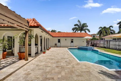 a view of a back yard