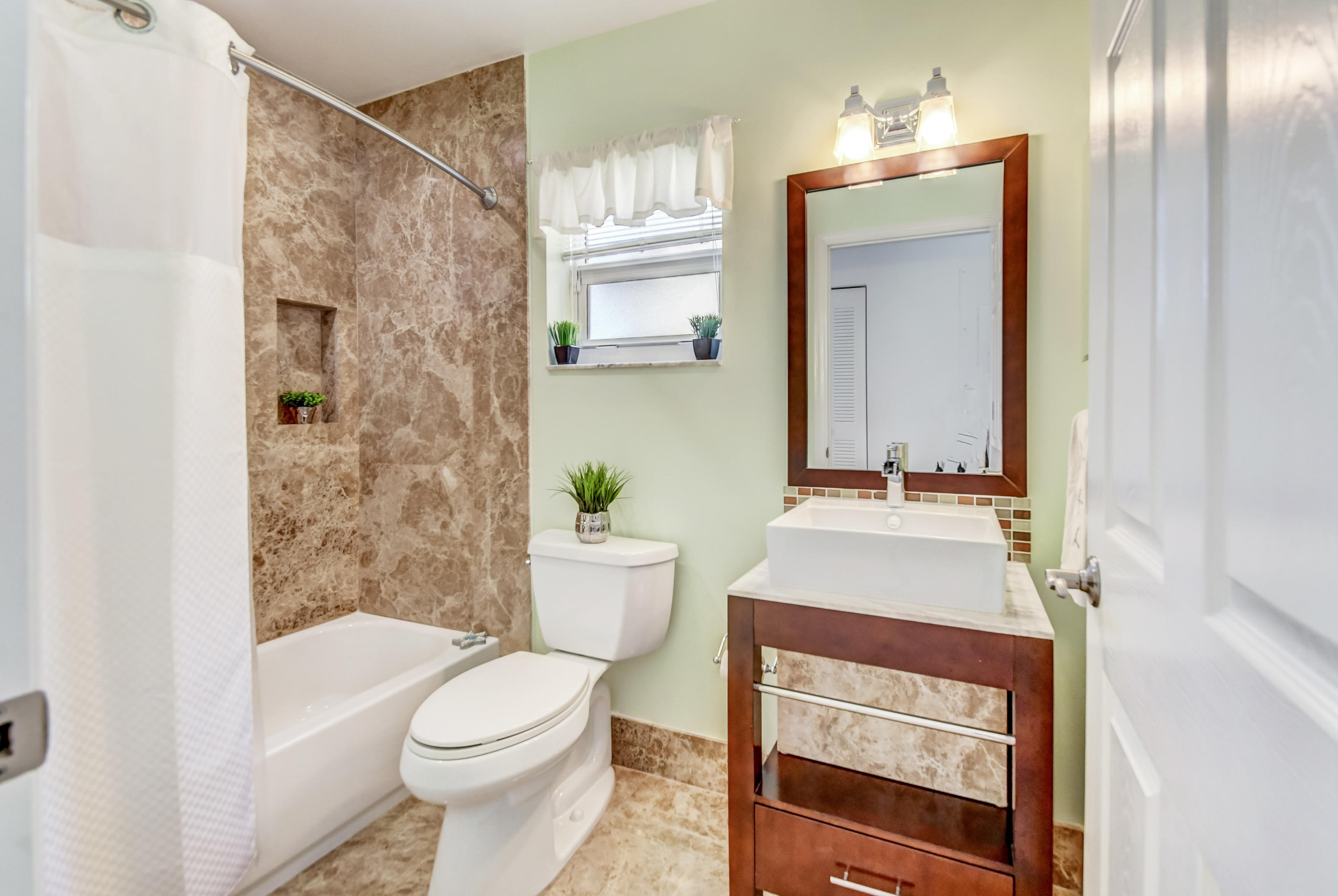 21314 Summertrace Circle Boca Raton, FL 33428 - Photo 28 of 37 Guest Bath