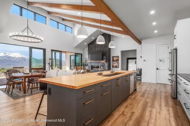 a large kitchen with kitchen island a large island in it