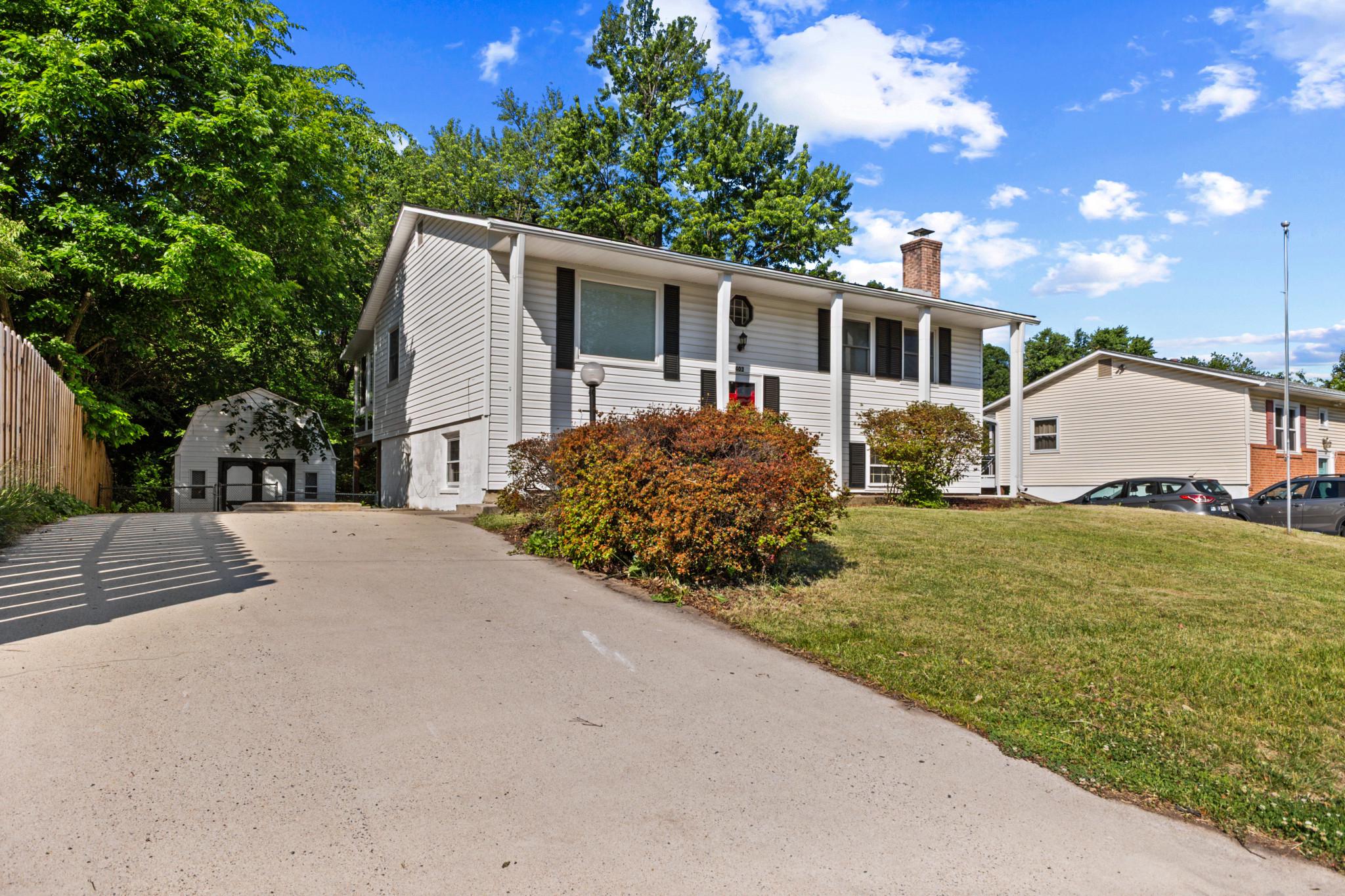 403 West Poplar Road Sterling, VA 20164 - Photo 2 of 25 Charming home with a spacious driveway!