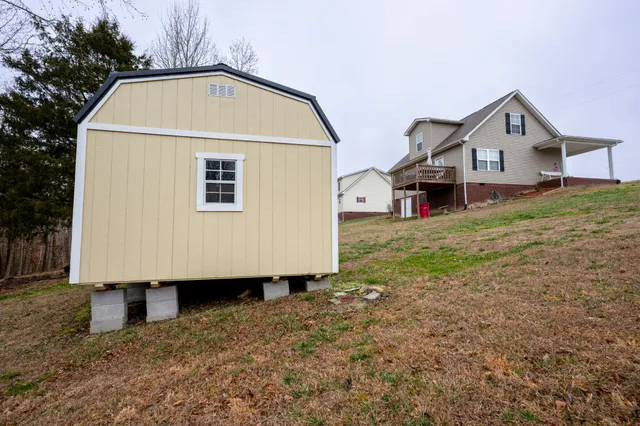 a view of a house with backyard