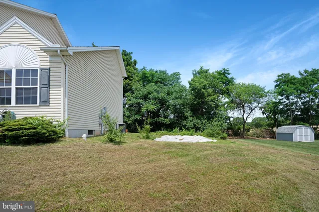 a view of a house with backyard and garden