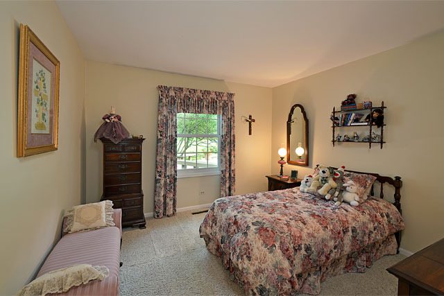 833 North Inverway Road Inverness, IL 60067 - Photo 19 of 25 a bedroom with a bed and a window