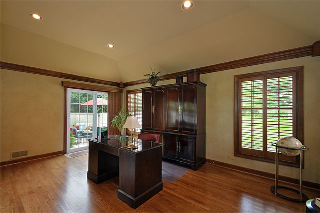 833 North Inverway Road Inverness, IL 60067 - Photo 20 of 25 a living room with furniture and wooden floor