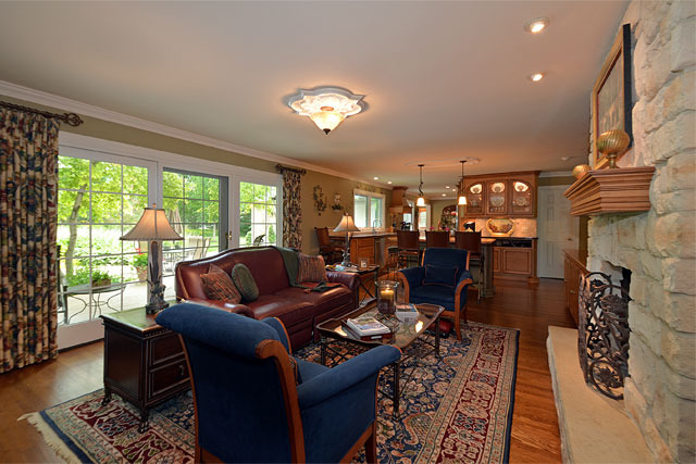 833 North Inverway Road Inverness, IL 60067 - Photo 4 of 25 a living room with furniture and a large window