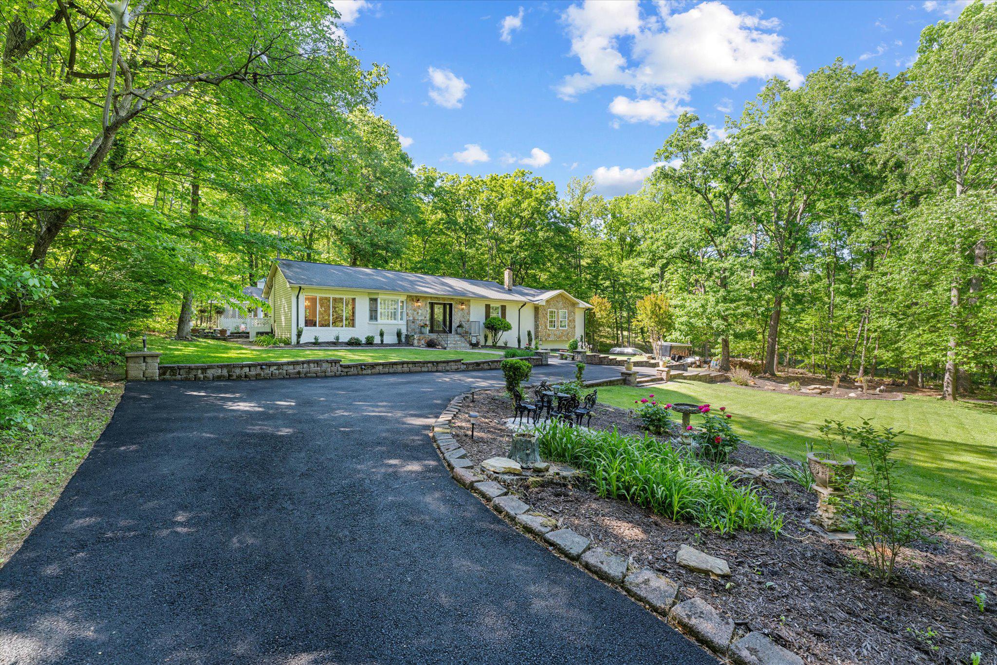 3800 Mountain Road Haymarket, VA 20169 - Photo 5 of 73 U Shape driveway.