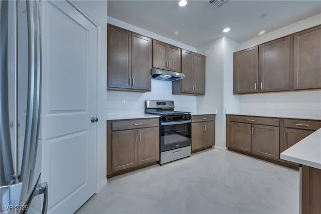 $2,450 | 2717 V. Napoli, Henderson, NV 89044