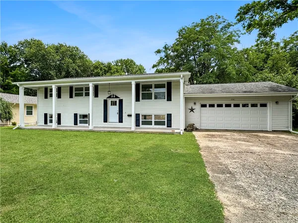 $329,900 | 2301 Cortland Drive, Charleston, IL 61920