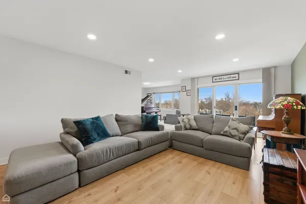 $475,000 | 1010 North Harlem Avenue, Unit 504, River Forest, IL 60305