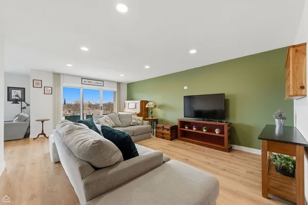 $475,000 | 1010 North Harlem Avenue, Unit 504, River Forest, IL 60305