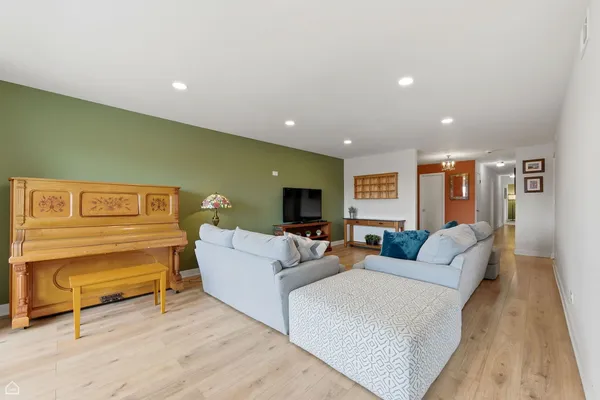 $475,000 | 1010 North Harlem Avenue, Unit 504, River Forest, IL 60305