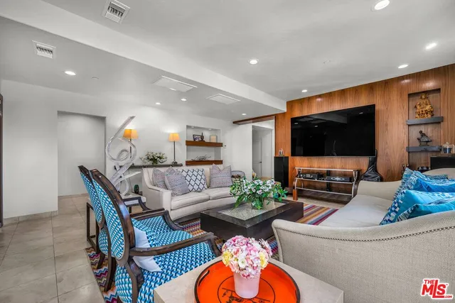 a bed room with a bed and a closet