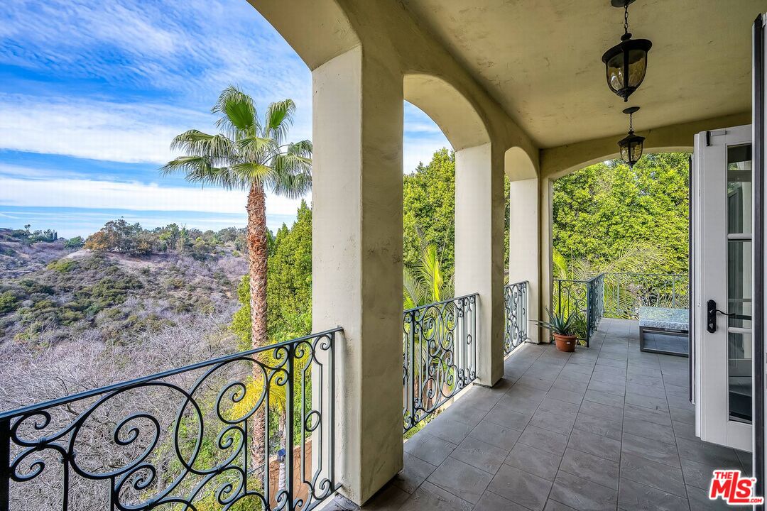 3110 Benedict Canyon Drive Beverly Hills, CA 90210 - Photo 33 of 70