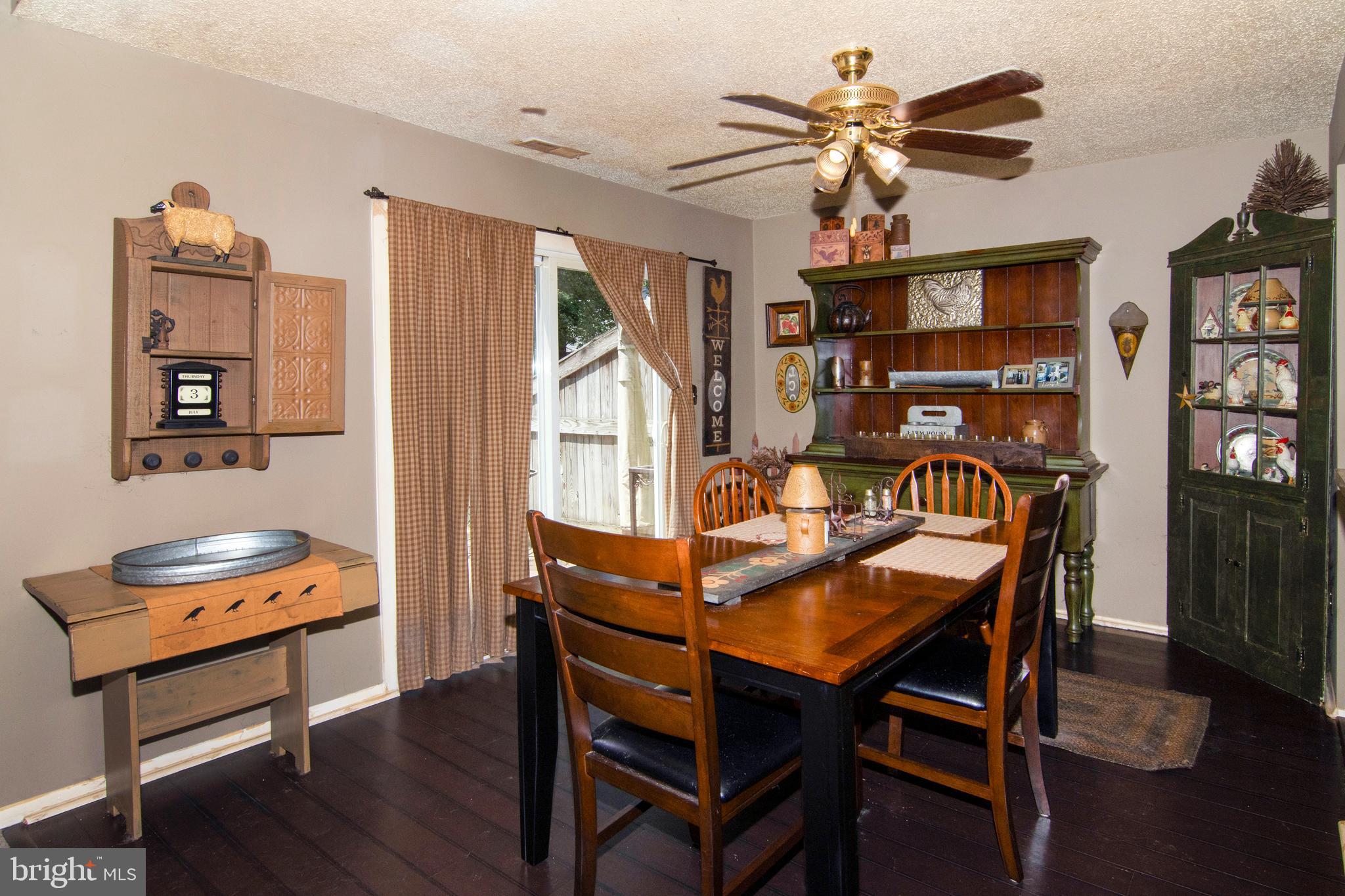 15 Dover Drive Lindenwold, NJ 08021 - Photo 8 of 24 a dining room with furniture and window