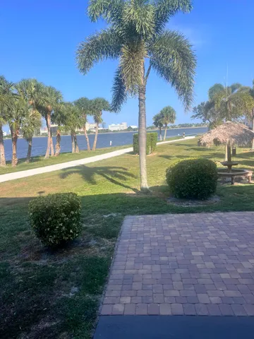 a view of a yard with a house