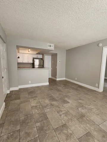 $1,700 | 700 Executive Center Drive, Unit 23, West Palm Beach, FL 33401