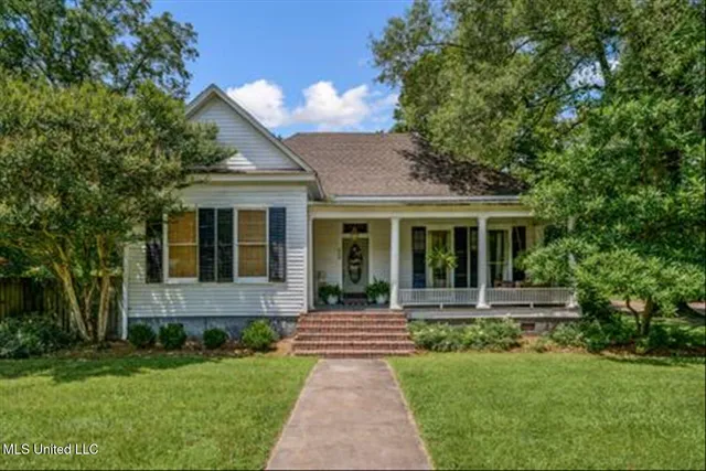 $350,000 | 260 East College Avenue, Holly Springs, MS 38635