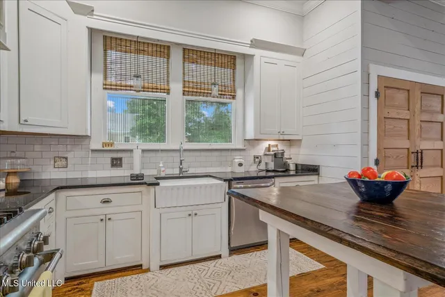 $350,000 | 260 East College Avenue, Holly Springs, MS 38635