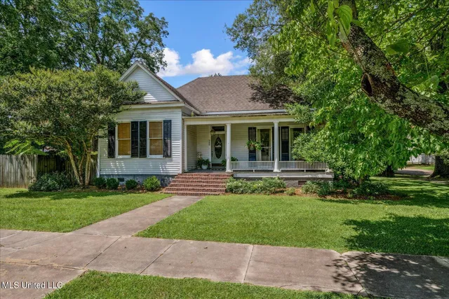 $350,000 | 260 East College Avenue, Holly Springs, MS 38635