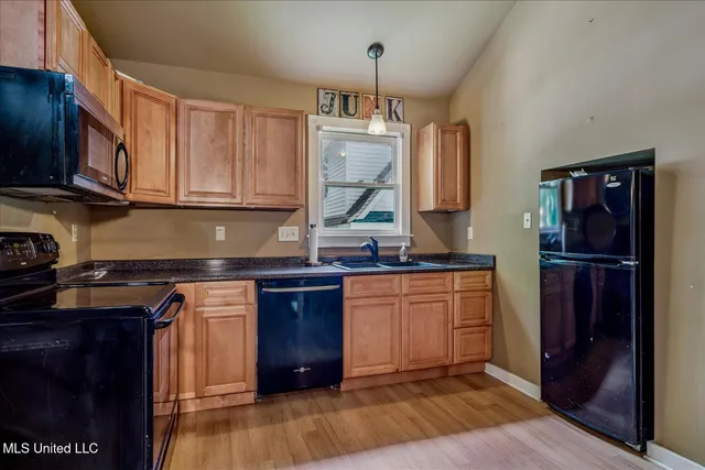 $350,000 | 260 East College Avenue, Holly Springs, MS 38635