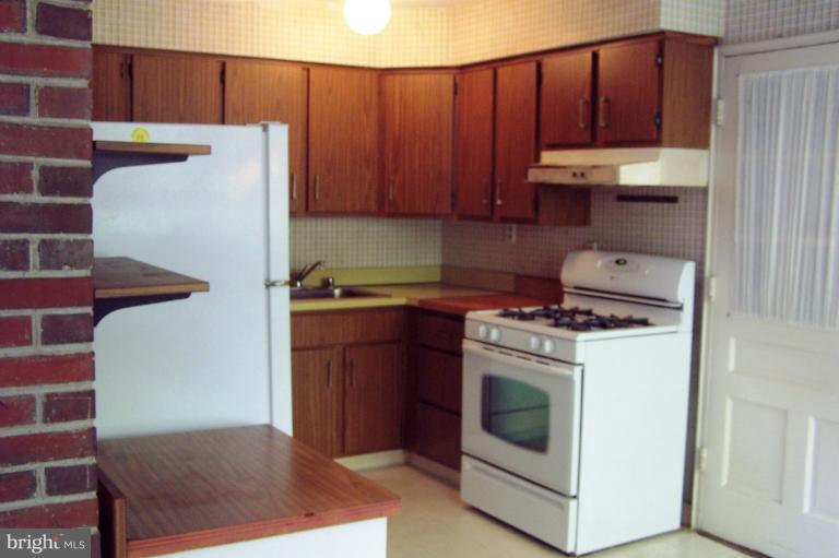 9722 Dilston Road Silver Spring, MD 20903 - Photo 6 of 12 Kitchen