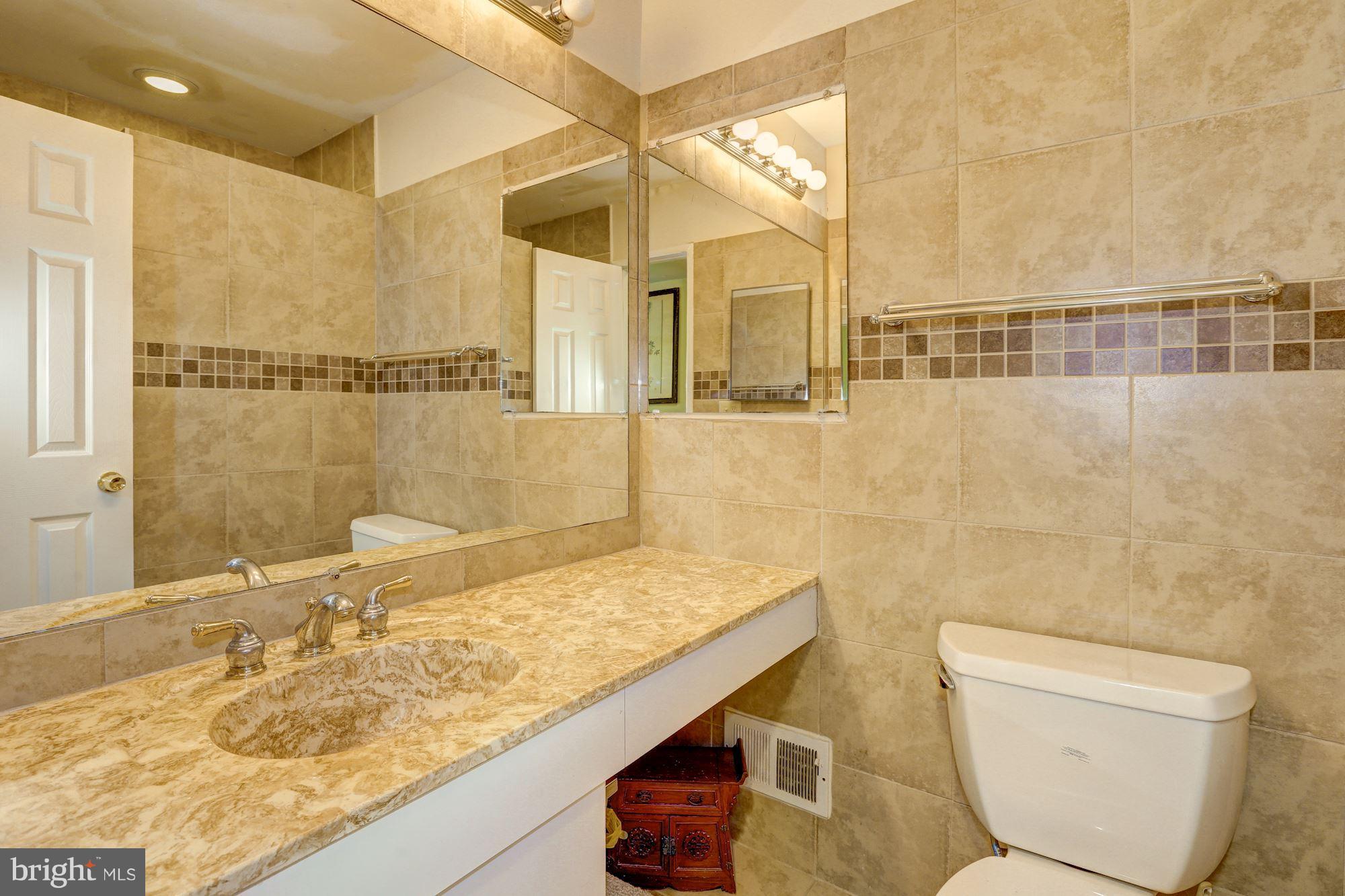 10600 Vantage Court Potomac, MD 20854 - Photo 17 of 30 Bath (Maste #1r)