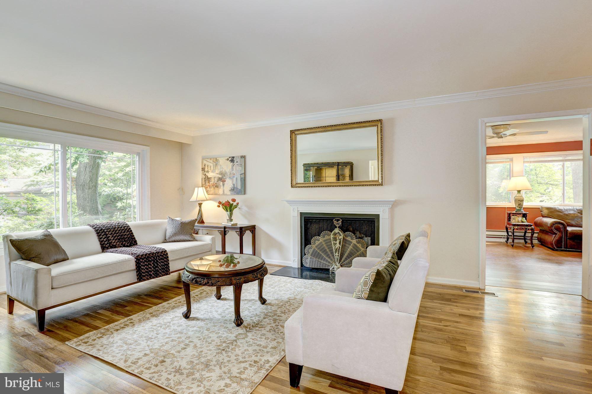 10600 Vantage Court Potomac, MD 20854 - Photo 6 of 30 Living Room