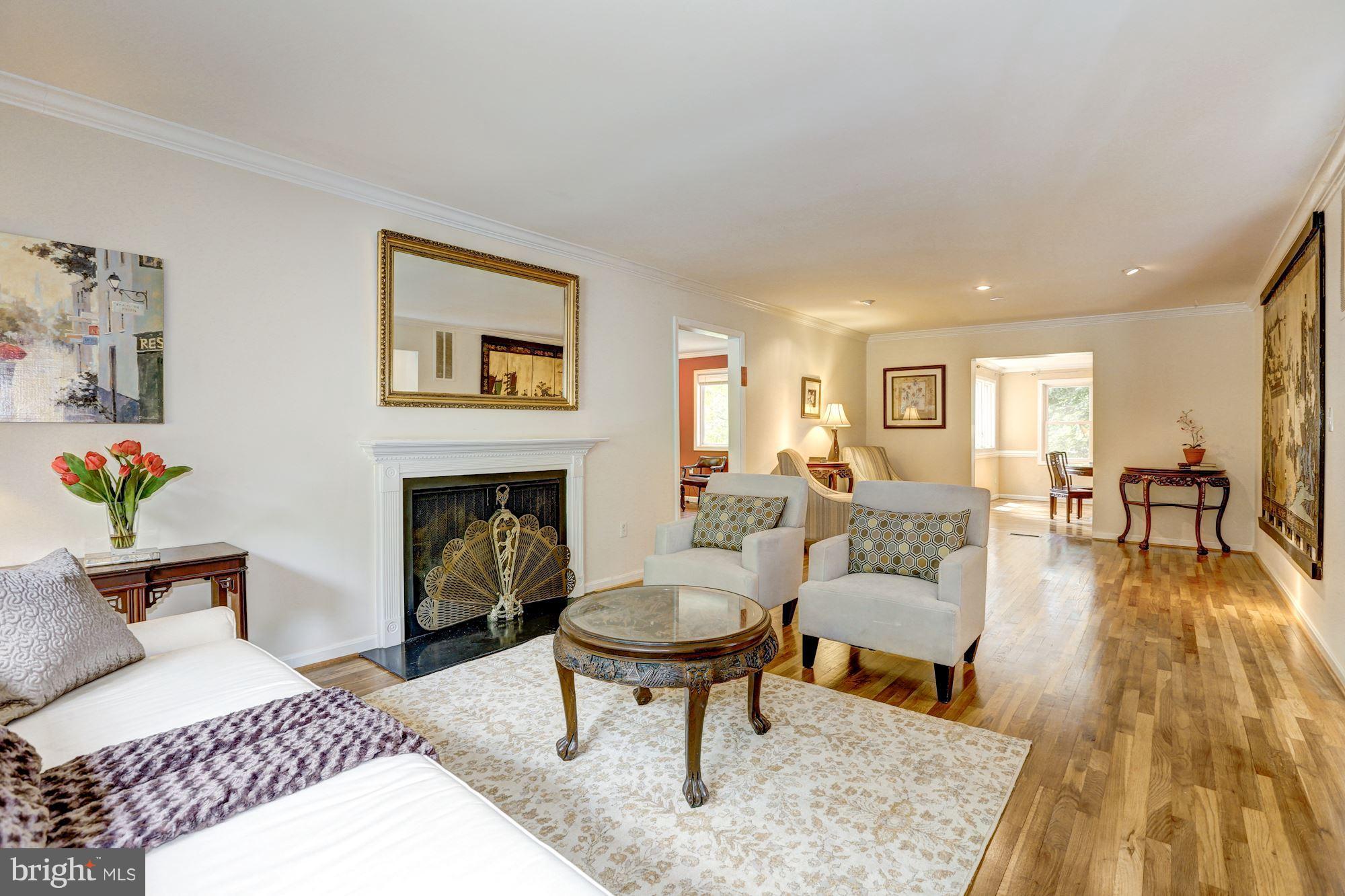 10600 Vantage Court Potomac, MD 20854 - Photo 7 of 30 Living Room