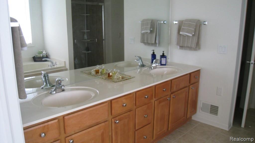 756 Enchantment Drive Rochester, MI 48307 - Photo 14 of 21 14 master bath.jpg